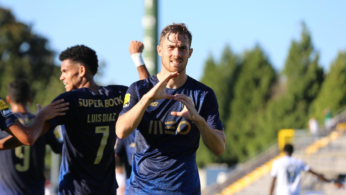 Toni Martínez en la celebración de un gol ante el Famalicao