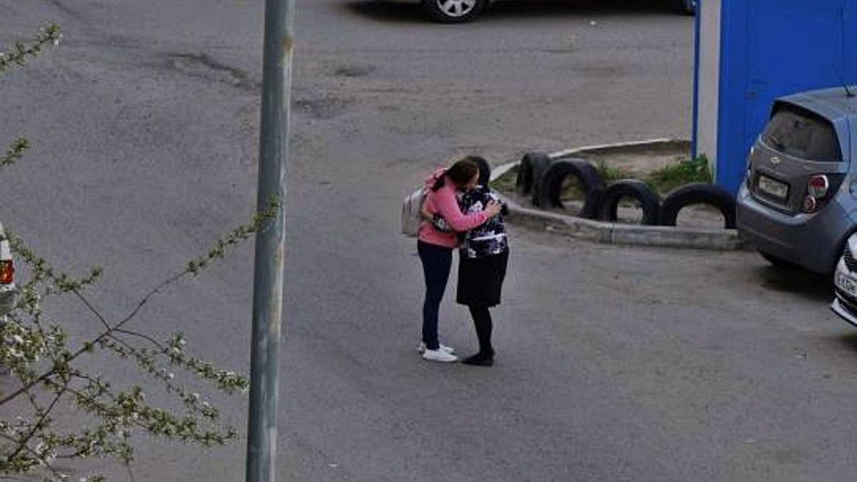 Una estudiant s’abraça a la seva mare després de sortir de l’escola atacada. | REUTERS