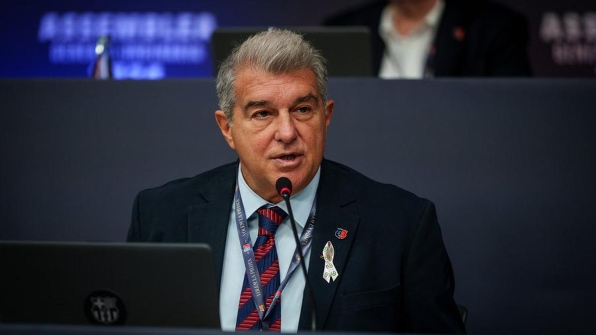 Joan Laporta, ante los compromisarios en la Asamblea extraordinaria para validar el acuerdo con Nike.