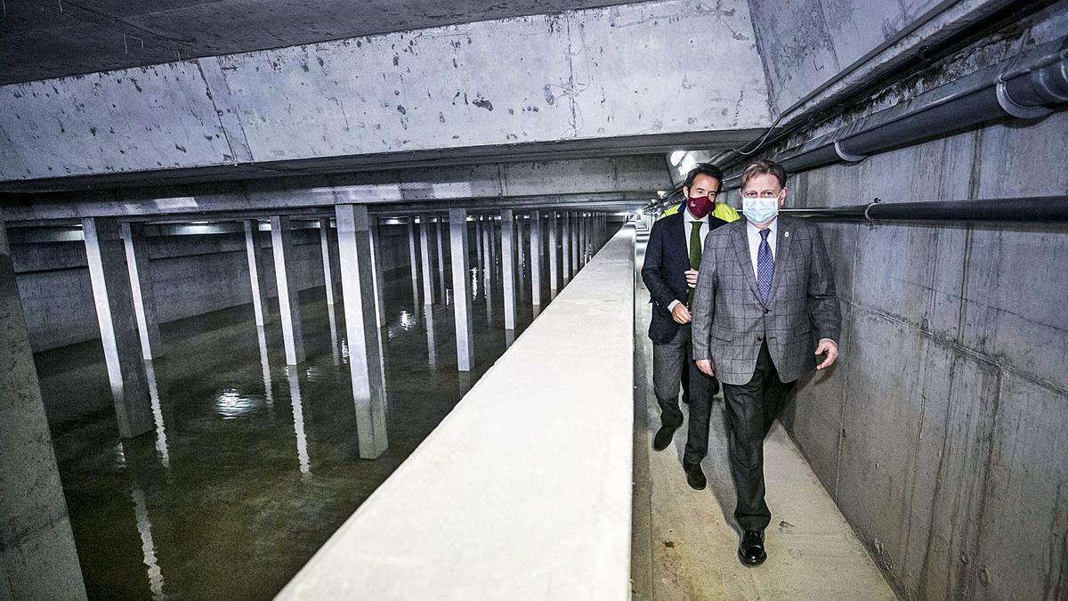 Alfredo Canteli y Nacho Cuesta, ayer, durante la visita a los nuevos depósitos de agua del Cristo. | Irma Collín