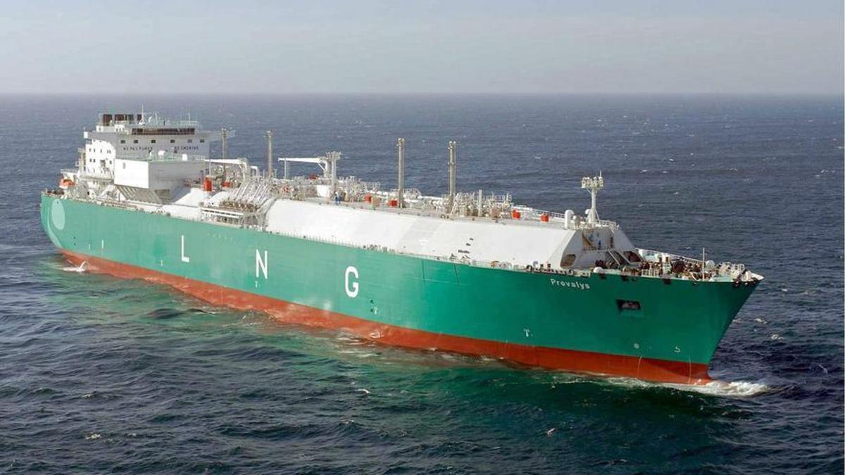 Un barco para el transporte de gas natural licuado (GNL).