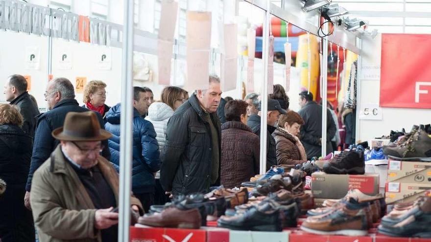 El público busca gangas entre las tiendas participantes.