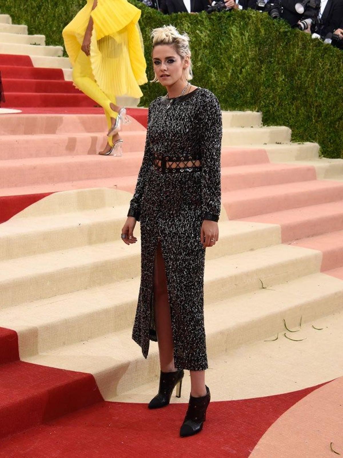 Kristen Stewart, de Chanel, en la alfombra roja de la gala Met 2016.