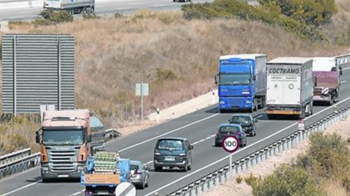 Tramo de la N-340, a la altura de Torredembarra, que va junto a la autopista de pago