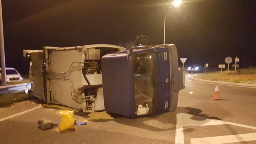 Camión de la basura volcado el pasado sábado por la noche.