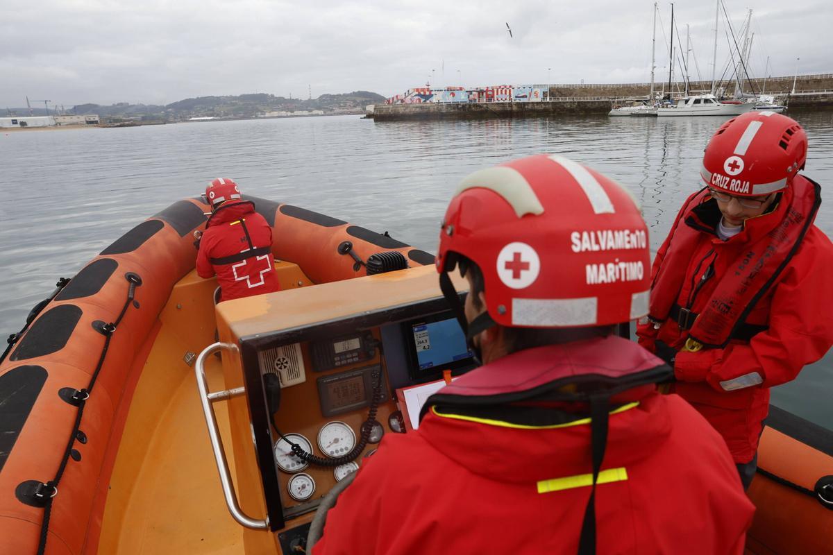 El control de la calidad de las aguas del mar de Gijón, en imágenes