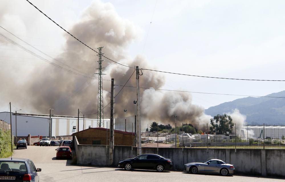 El fuego se ha registrado en una nave dedicada al reciclaje de residuos