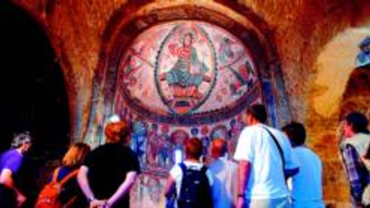 La iglesia de Santa Maria de Mur, con las copias románicas expuestas, el pasado sábado.