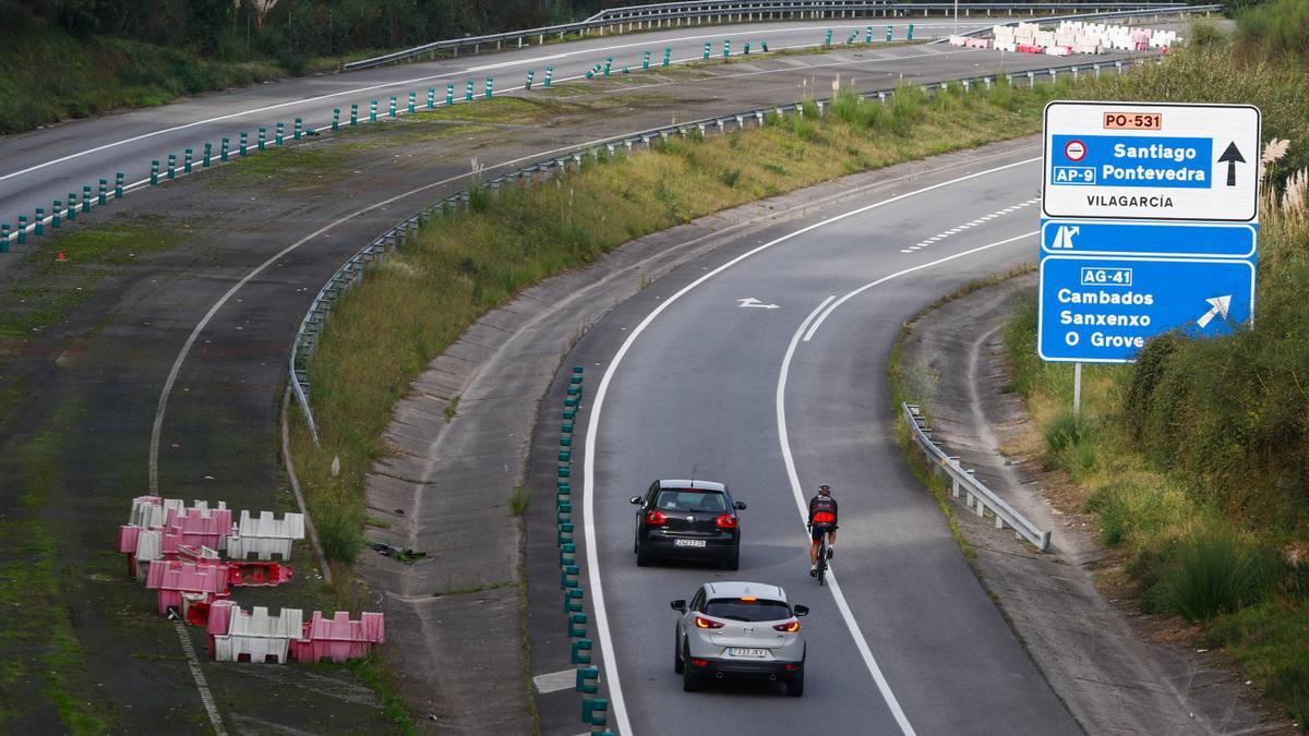 Vista del enlace a la autovía de O Salnés tras las labores de desbroce que se ejecutan estos días