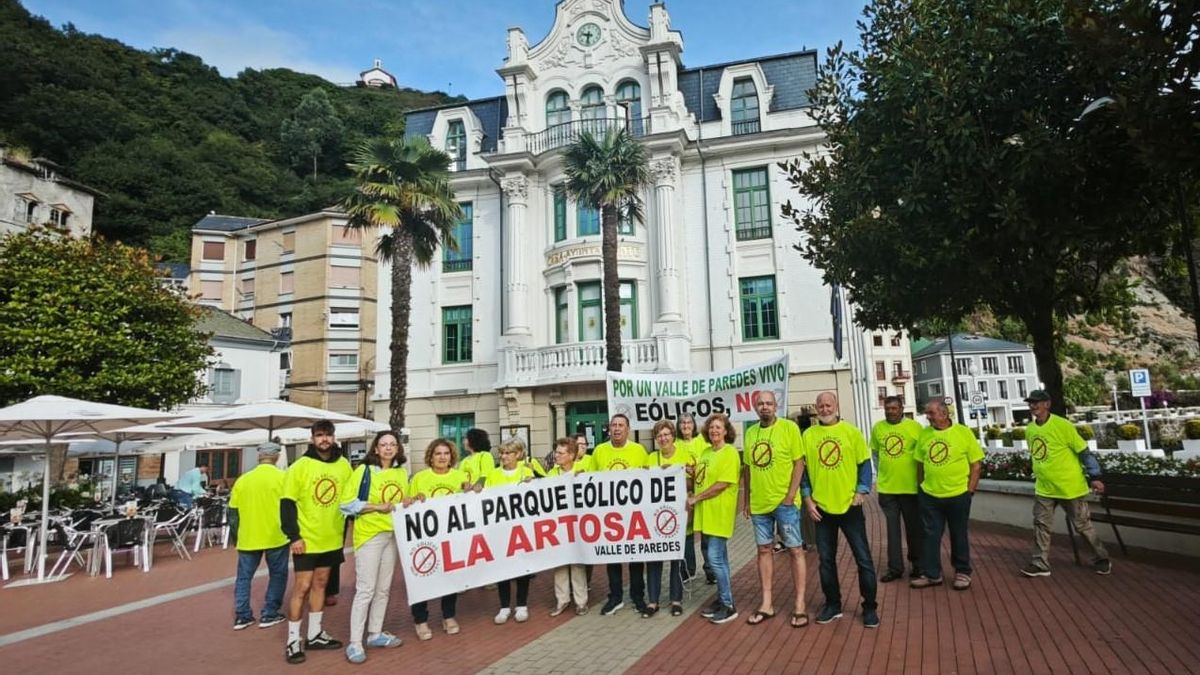 Los vecinos concentrados en la plaza consistorial de Luarca.