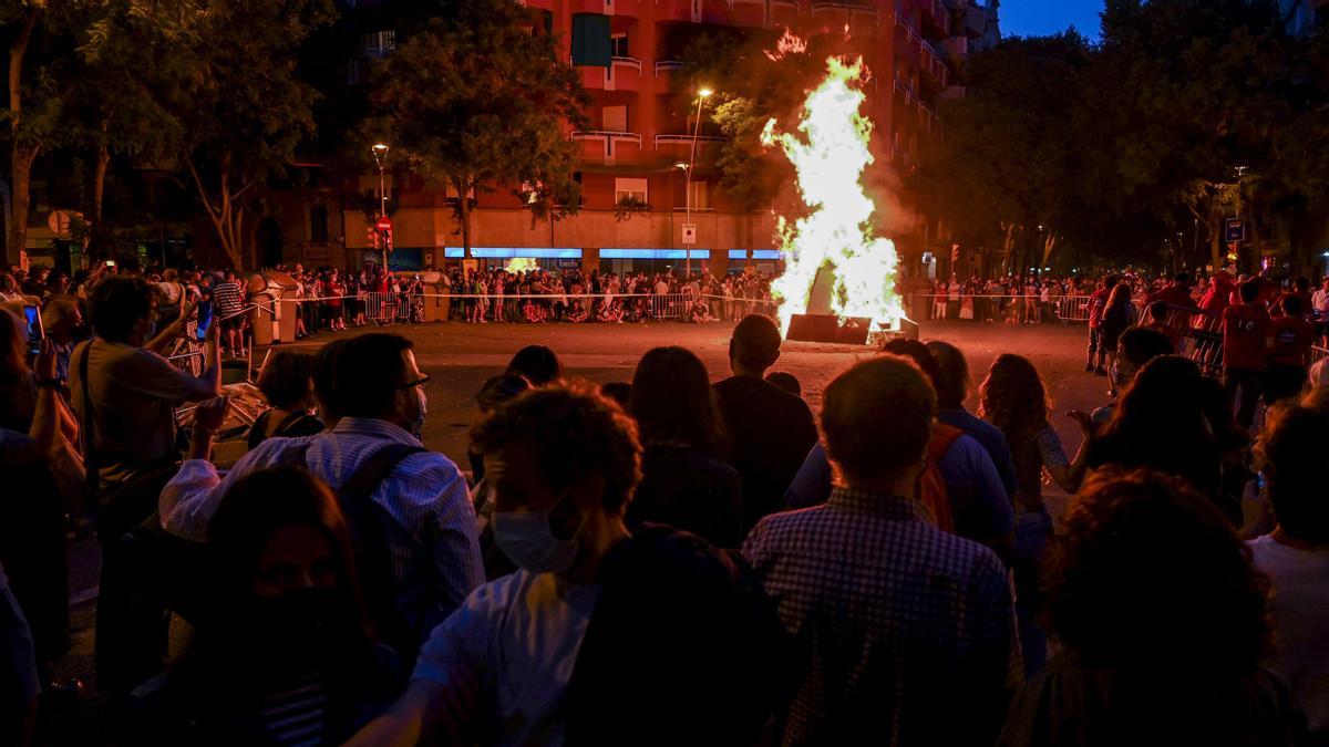 Decenas de ciudadanos se congregan frente a una hoguera durante la verbena de Sant Joan del 2021.
