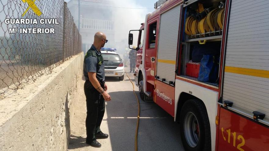 Rescatan a dos ancianos tras incendiarse un coche junto a su casa