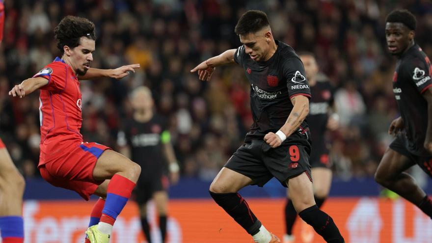 Echeverri ante Vitinha durante un partido de Champions