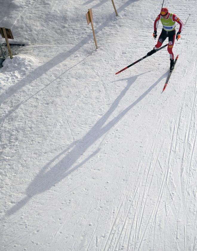 El ganador Franz-Josef Rehrl de Austria en acción durante la competencia de cross country en la Copa del Mundo FIS Nordic Combined en Chaux-Neuve, Francia.