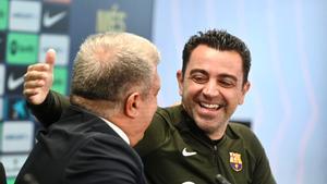 Laporta y Xavi, en la rueda de prensa de este jueves.