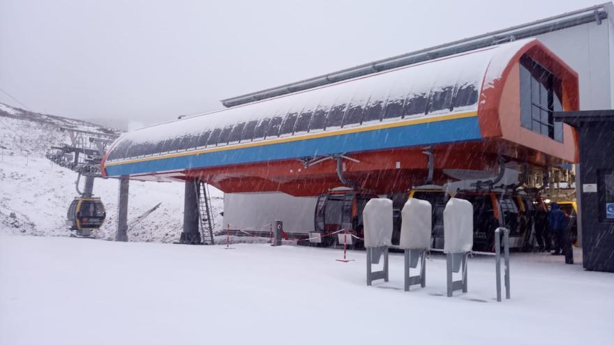 Las estaciones de esquí asturianas, cubiertas de blanco y a la espera de &quot;fuertes nevadas&quot; en las próximas horas