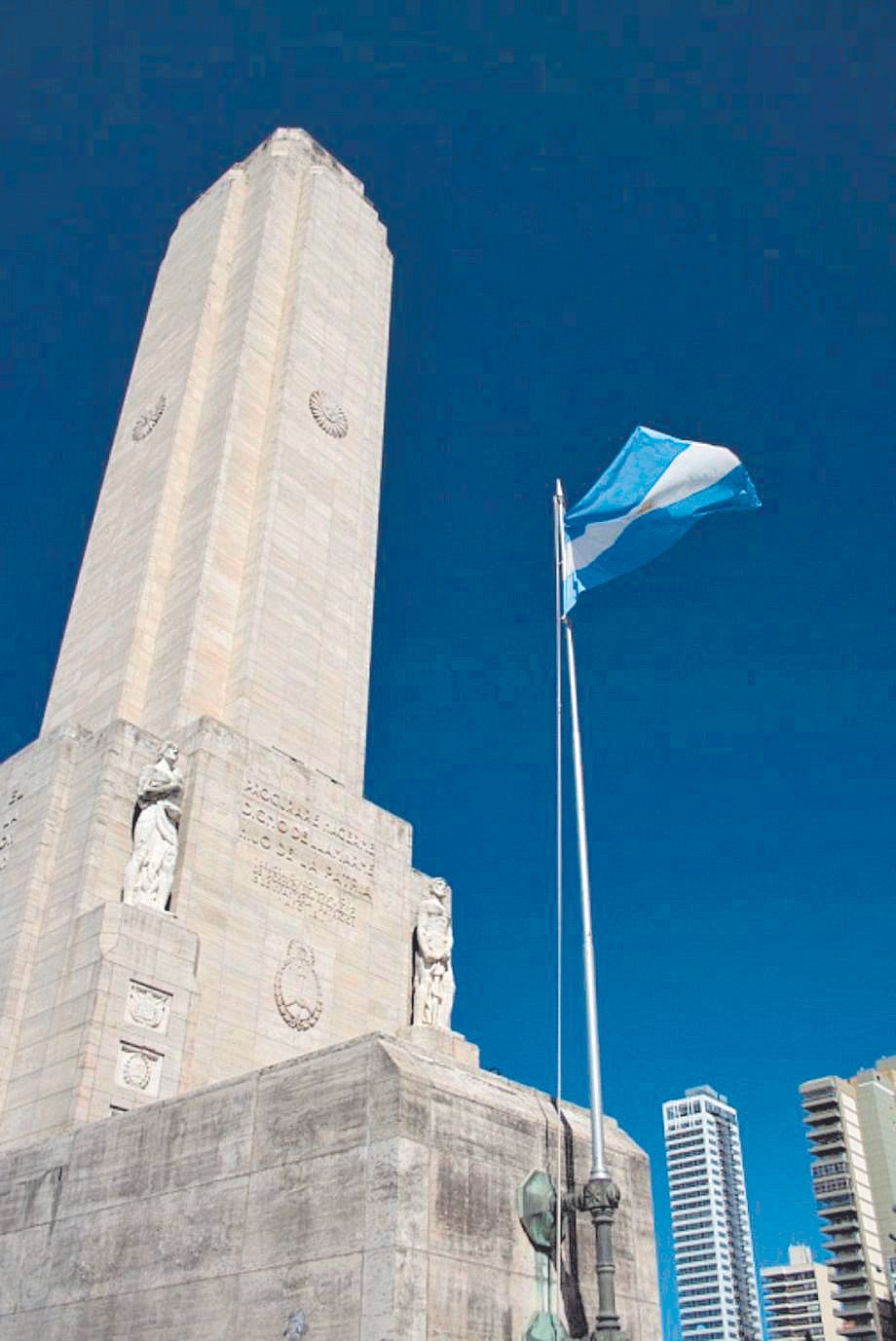 Monumento a la bandera de Angel Guido (1940) en Rosario, ciudad argentina donde vivió Francisco Roca.