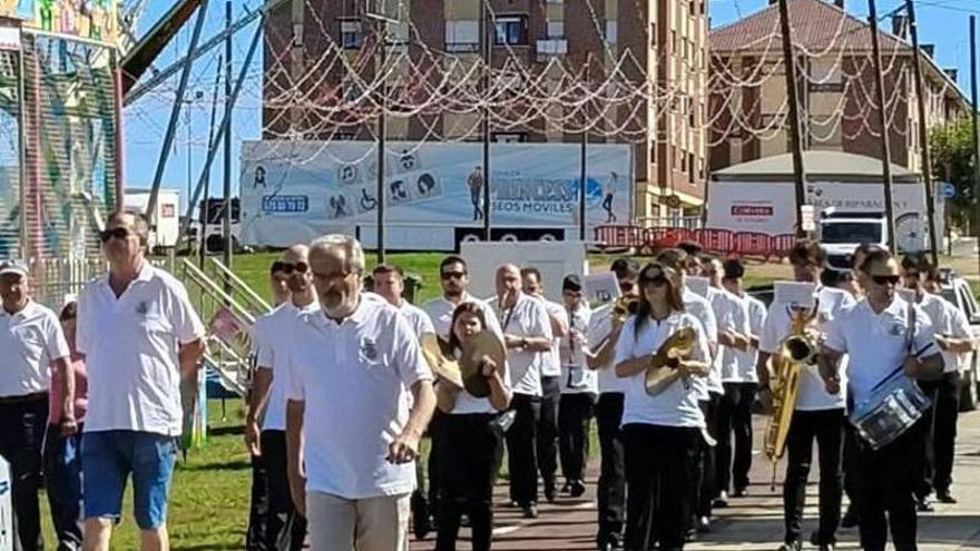 La Banda de Música de Corvera marca el compás de inicio de las fiestas del concejo