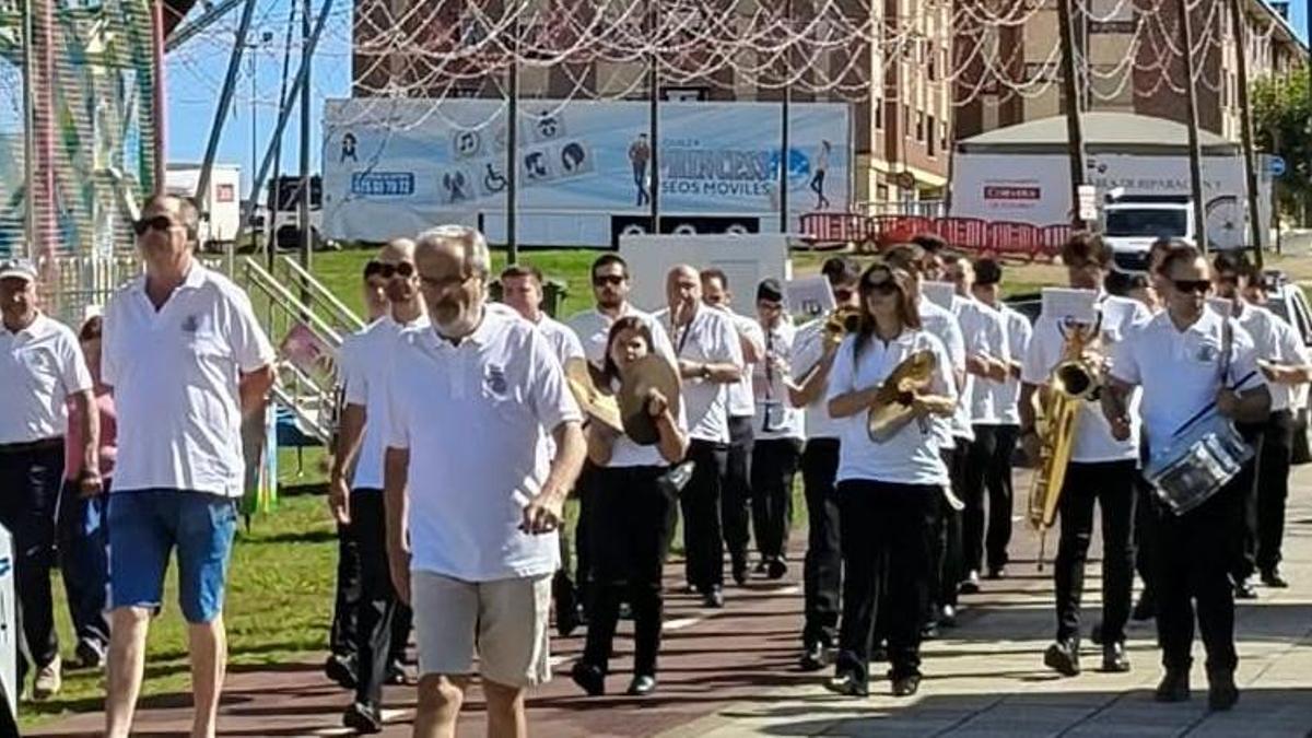 La Banda de Música de Corvera marca el compás de inicio de las fiestas del concejo