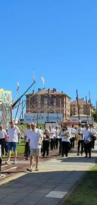 La Banda de Música de Corvera marca el compás de inicio de las fiestas del concejo