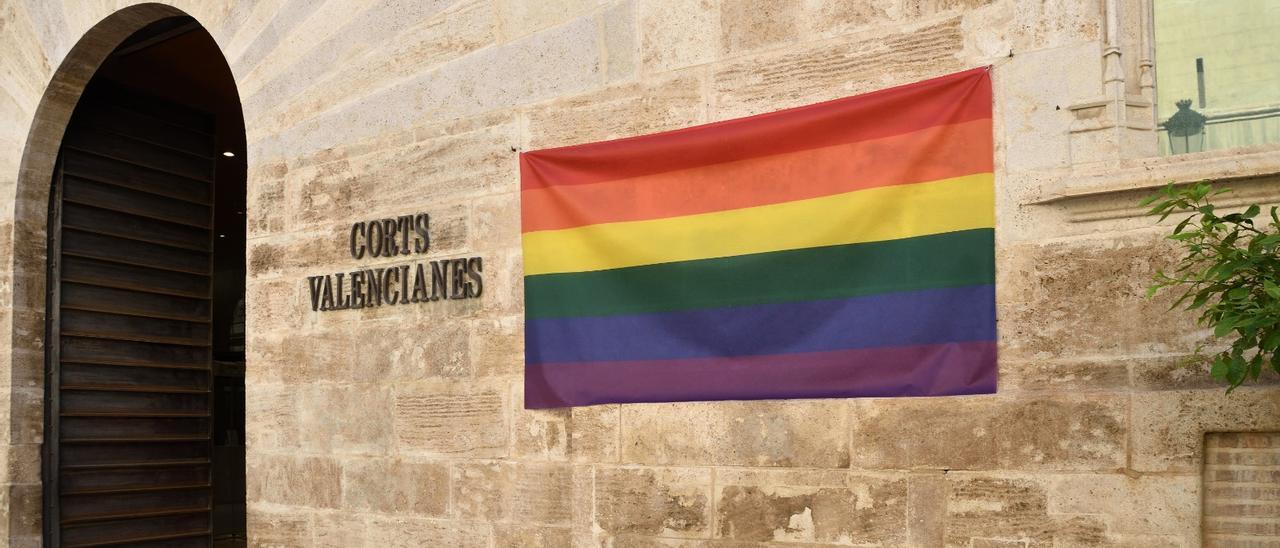 bandera arcoíris en la fachada de las Cortes para conmemorar el día del Orgullo