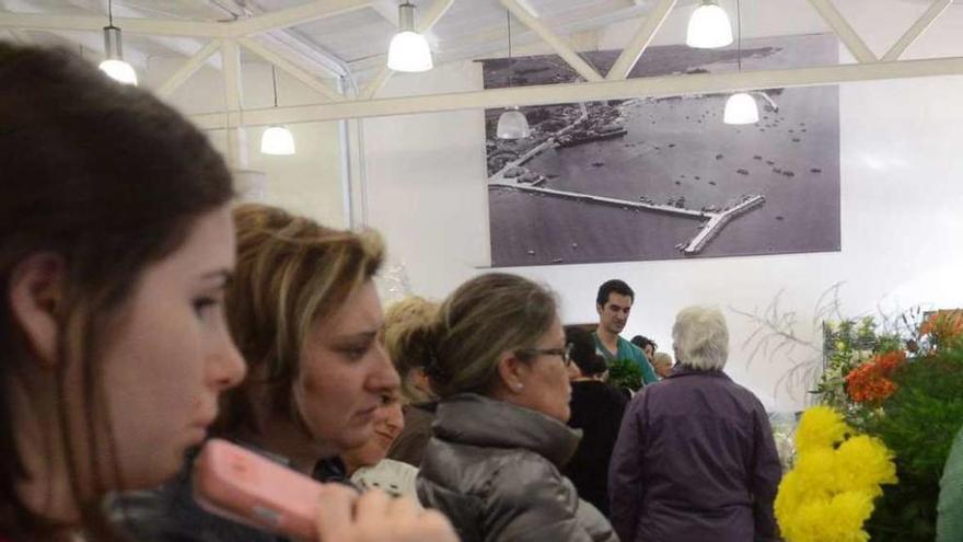 Compradoras en la edición del pasado año del Mercado das Flores de Cambados. // Noé Parga