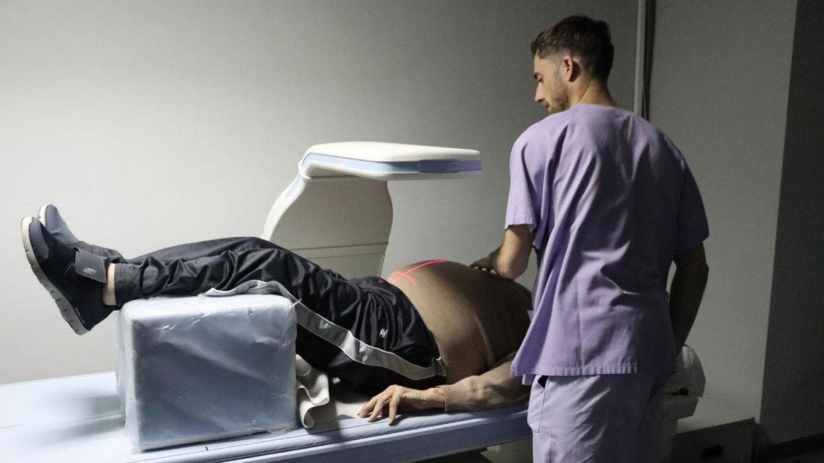 Imagen de una densitrometría ósea a un paciente en el Hospital General de Alicante