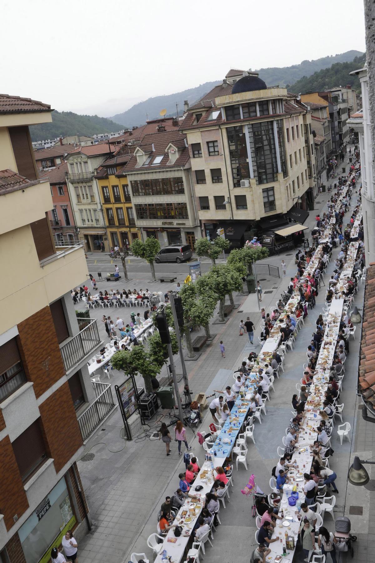 La primera edición de la comida en la calle de Laviana, en 2022.