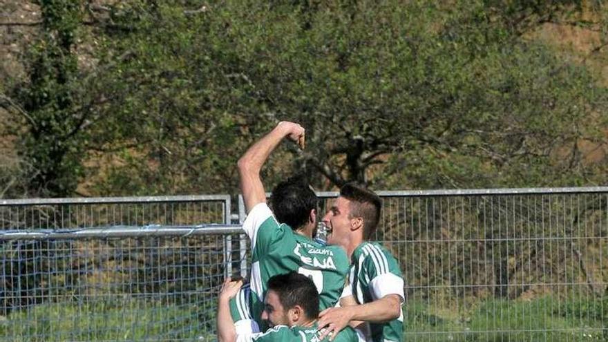 Los jugadores del Lenense-Proinastur festejan uno de los tantos ante el Praviano.