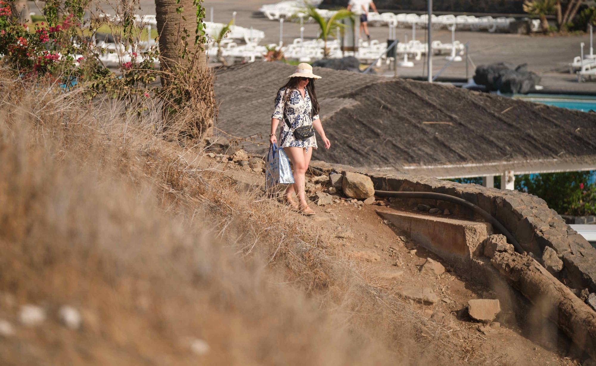 Retirada de casetas y enseres en la playa de la trasera del Parque Marítimo