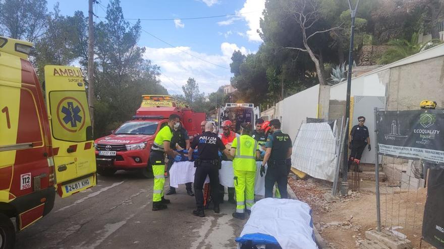 Tres trabajadores heridos al desplomarse un ascensor en una finca en obras en Costa d&#039;en Blanes, en Calvià