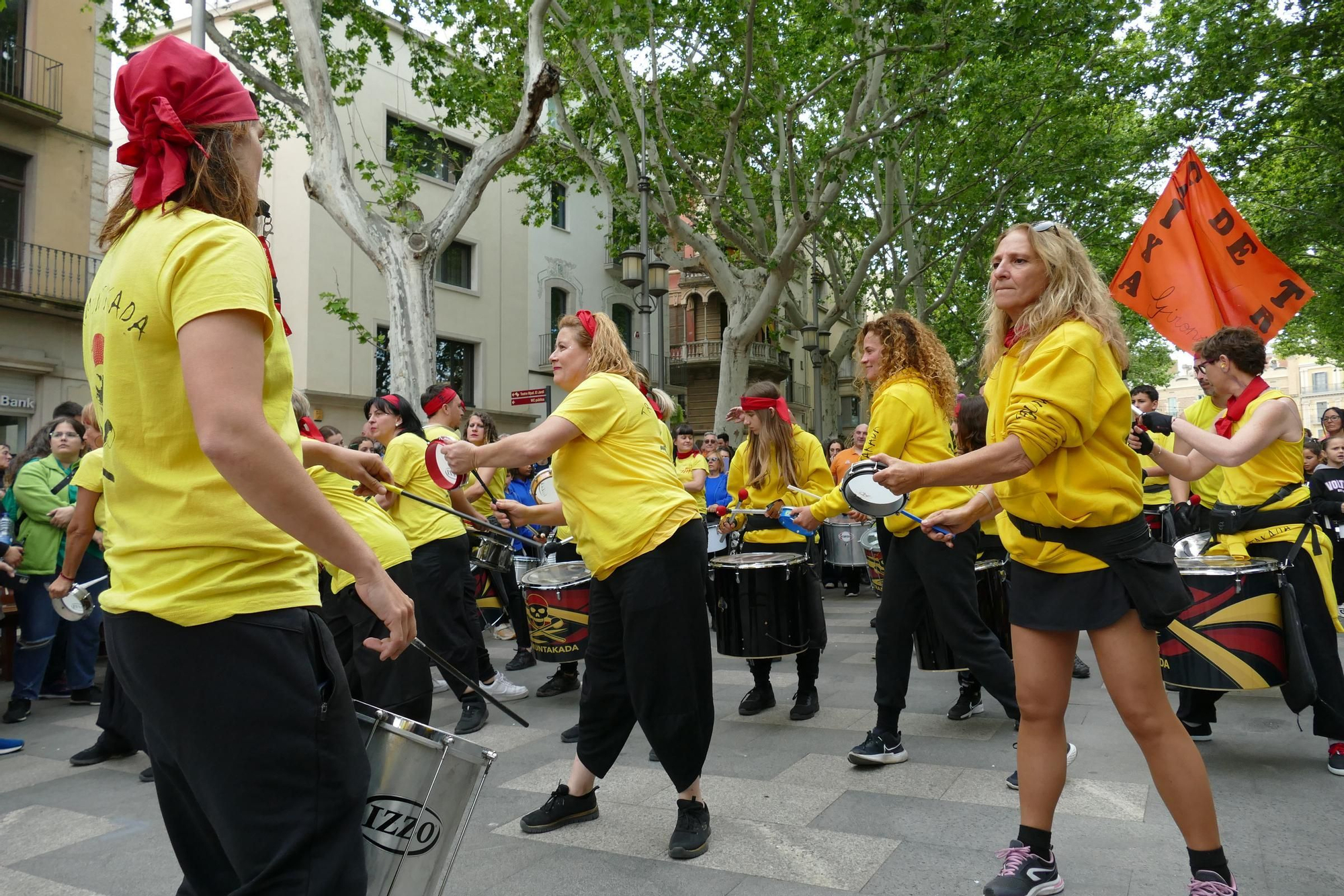 Figueres ressona amb una gran batucada de Santa Creu