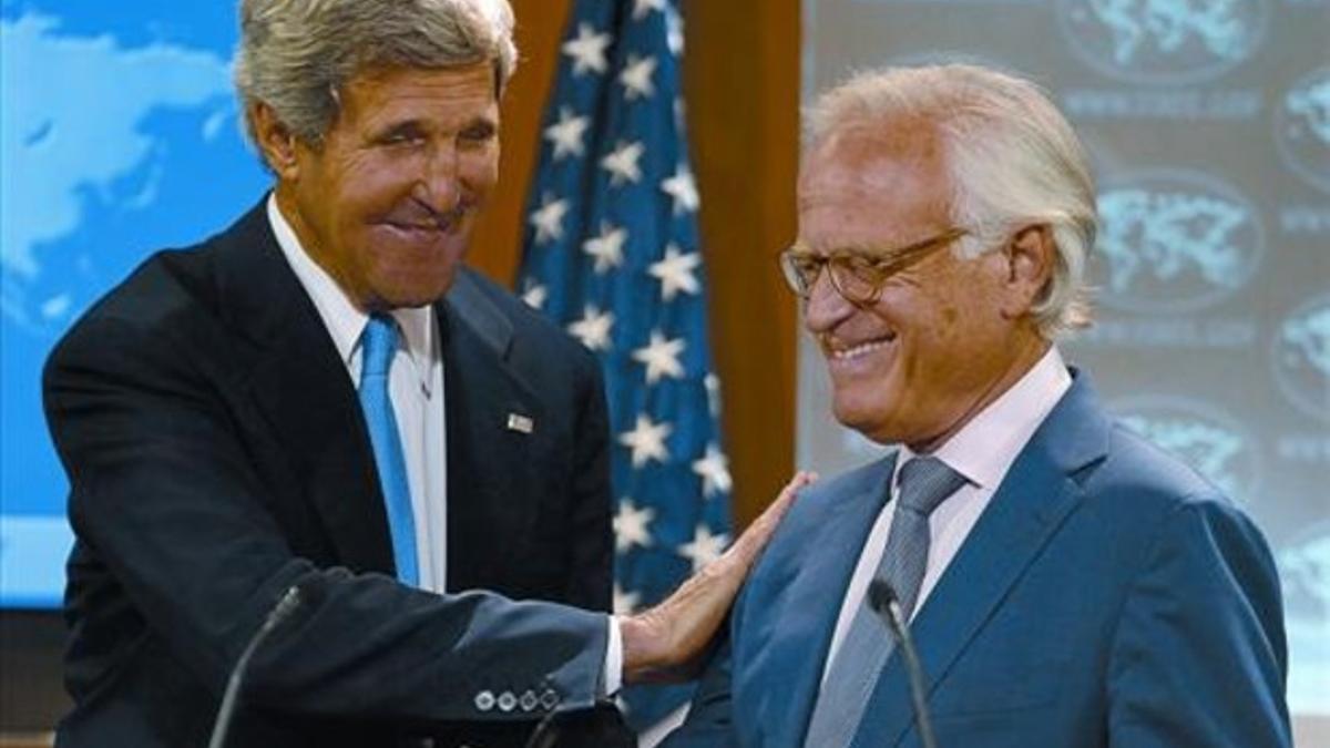 John Kerry (izquierda) con Martin Indyk, nuevo enviado de EEUU para el proceso de paz israelo-palestino.