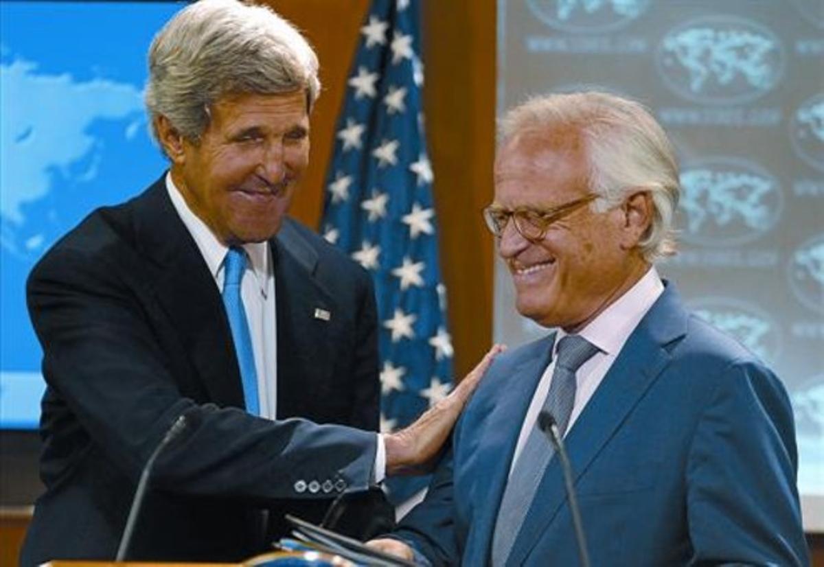 John Kerry (esquerra) amb Martin Indyk, nou enviat dels EUA per al procés de pau israeliano-palestí.