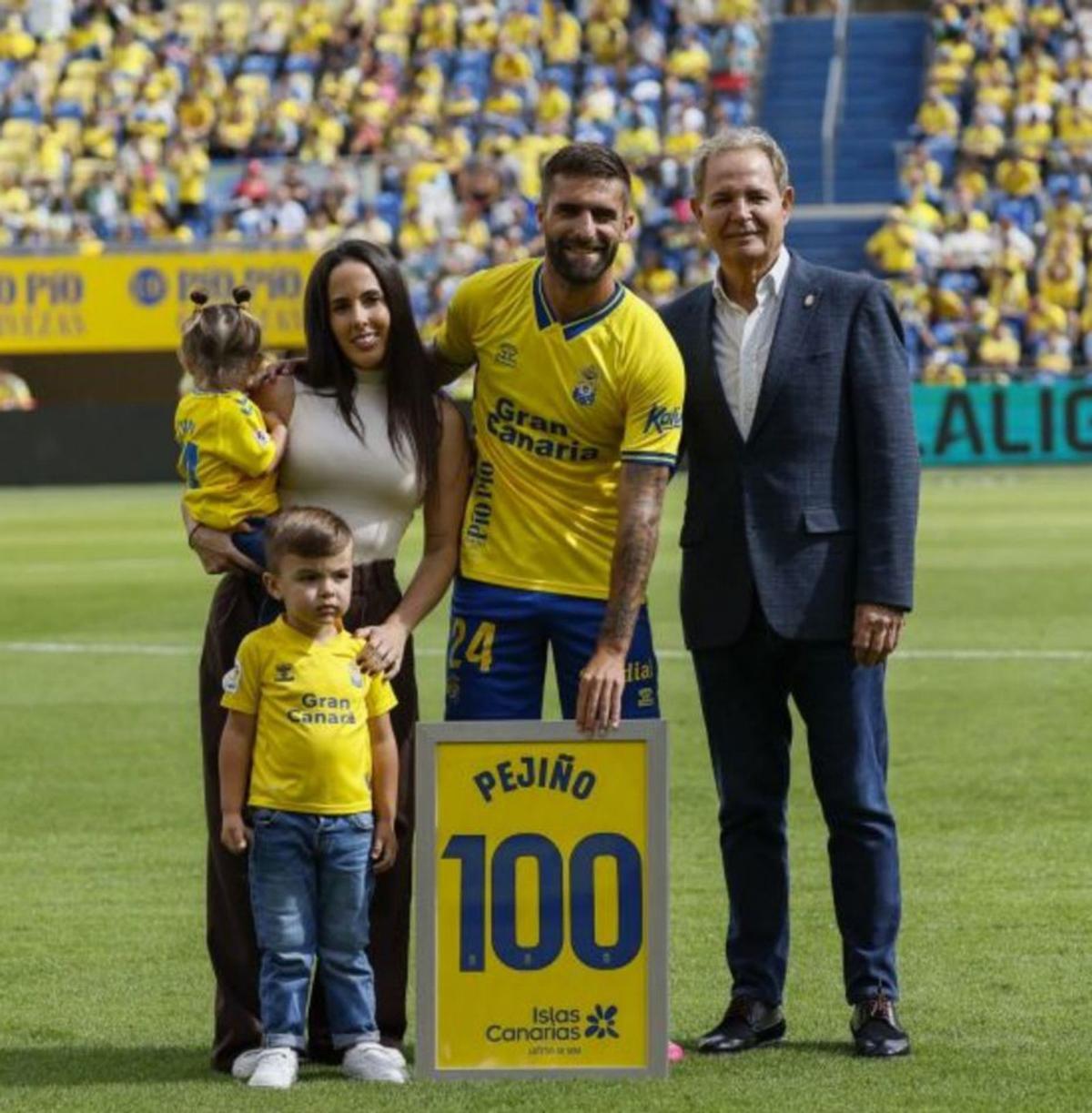 Tributo y roja 
a Enzo, paz con Jesé Rodríguez y ‘Pejiñoday’   | CARLOS DÍAZ-RECIO / UD LAS PALMAS