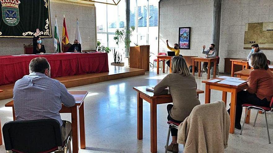 Una votación en el pleno celebrado ayer en Forcarei.