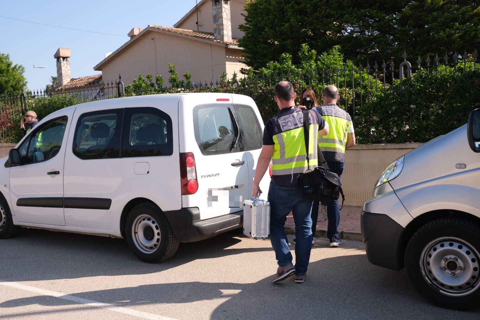 La Policía científica inspecciona la casa del crimen de Elche