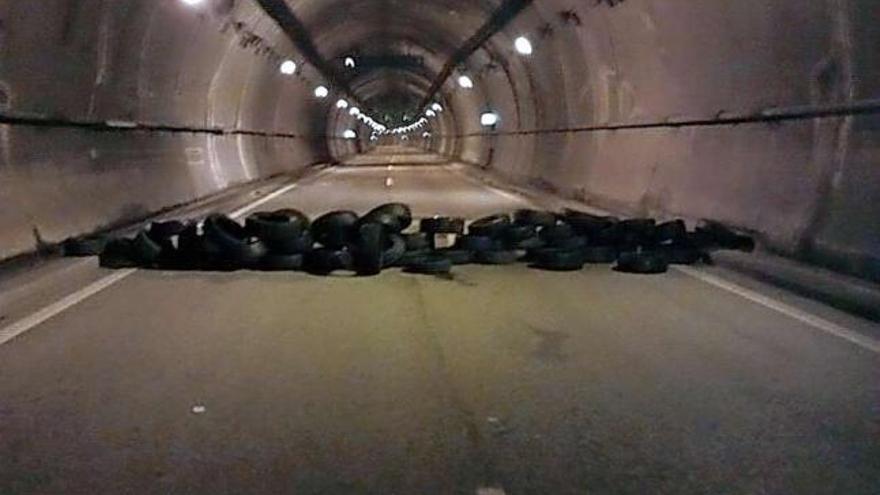 La barricada colocada en el interior del túnel del Padrún, en la autovía A-66.