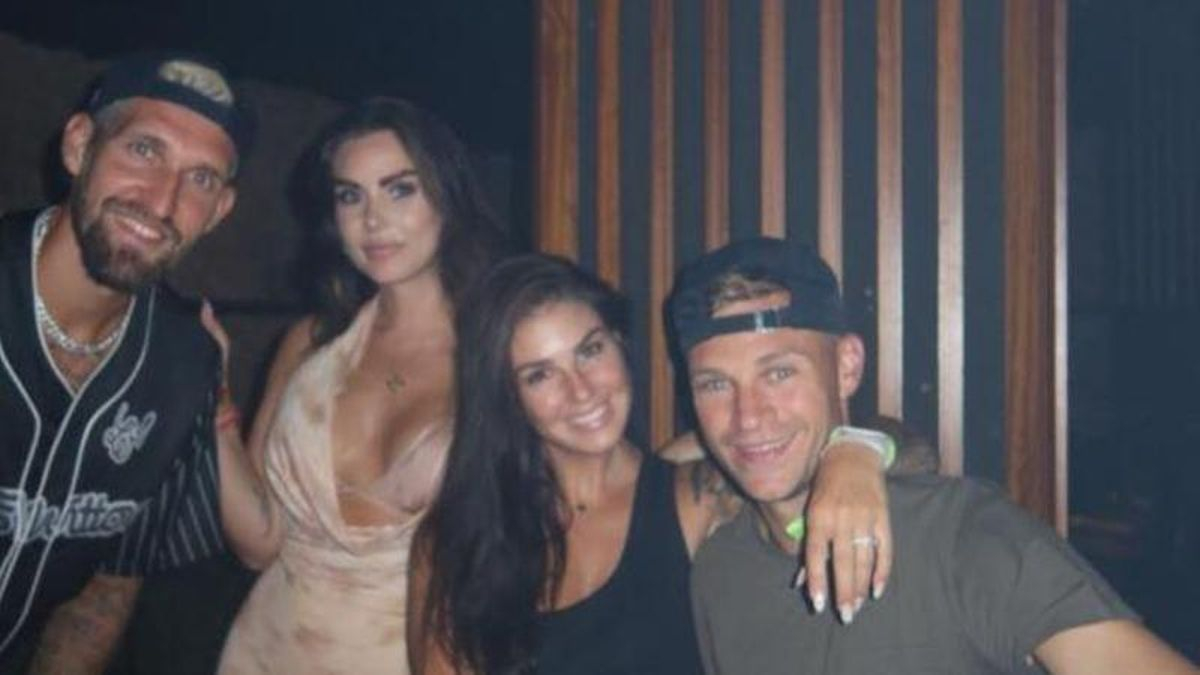 Joshua Kimmich, a la derecha, posa con su mujer; el futbolista Robert Andrich y la mujer de este