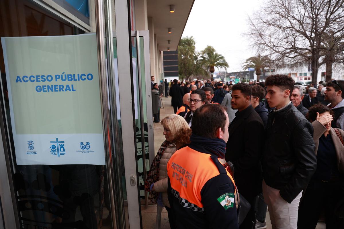 Las imágenes de la misa funeral por las víctimas del accidente de trenes de Adamuz. Las imágenes de la misa funeral por las víctimas del accidente de trenes de Adamuz.
