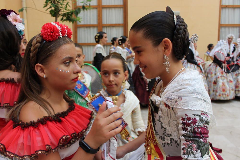 Marina, Sara, Rocío, Daniela y dos generaciones de embajadoras de la fiesta