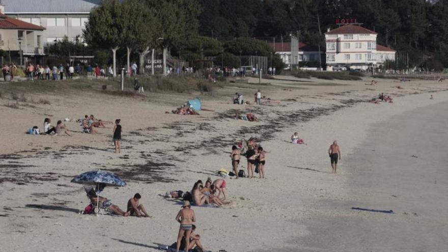 La mayoría de los visitantes acuden a Cangas por sus playas. |   // S.Á.