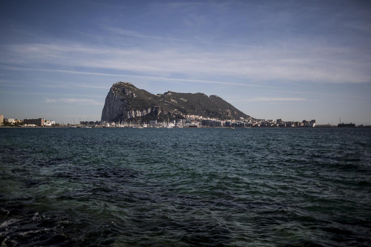 Una vista del peñon de Gibratar desde La Línea de la Concepción.