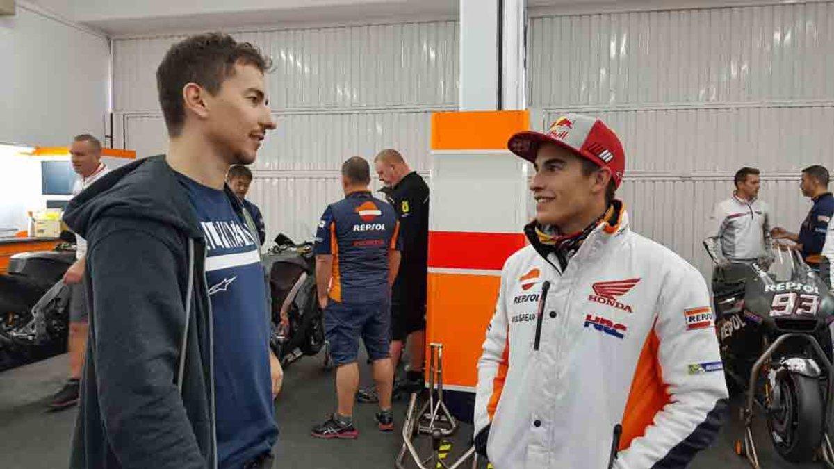 Primera imagen de Márquez y Lorenzon en el box de Repsol Honda