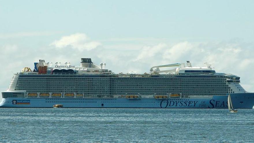 Die &quot;Odyssey of the Seas&quot; am Montag (24.5.) in der Bucht von Palma de Mallorca.