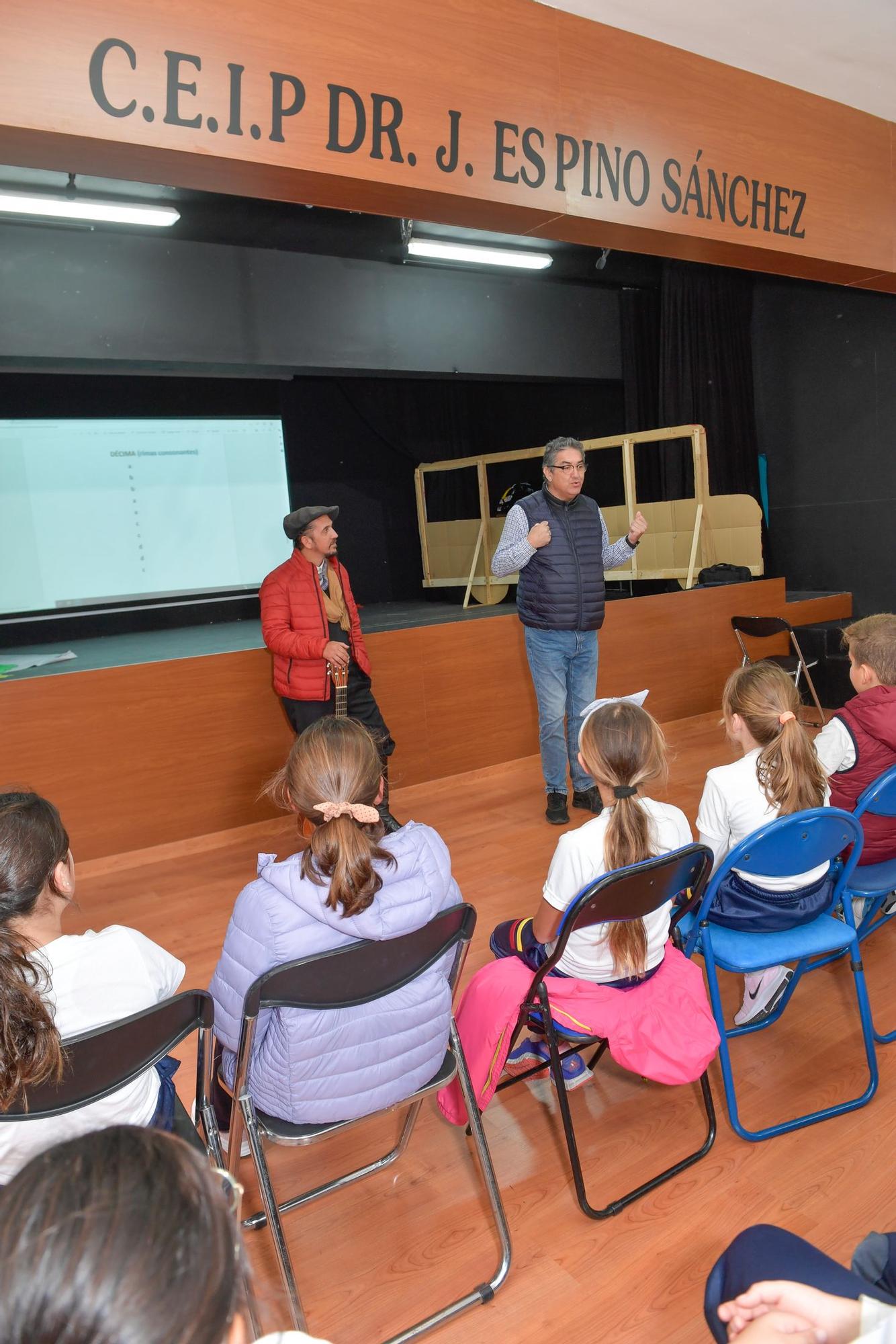 La Escuela de Verseadores de Ingenio enseña a los escolares del colegio Doctor Espino Sánchez