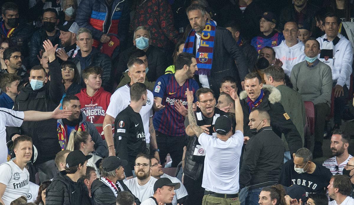 Hinchas alemanes se encaran a aficionados del Barça en el Camp Nou el 14 de abril de 2022.