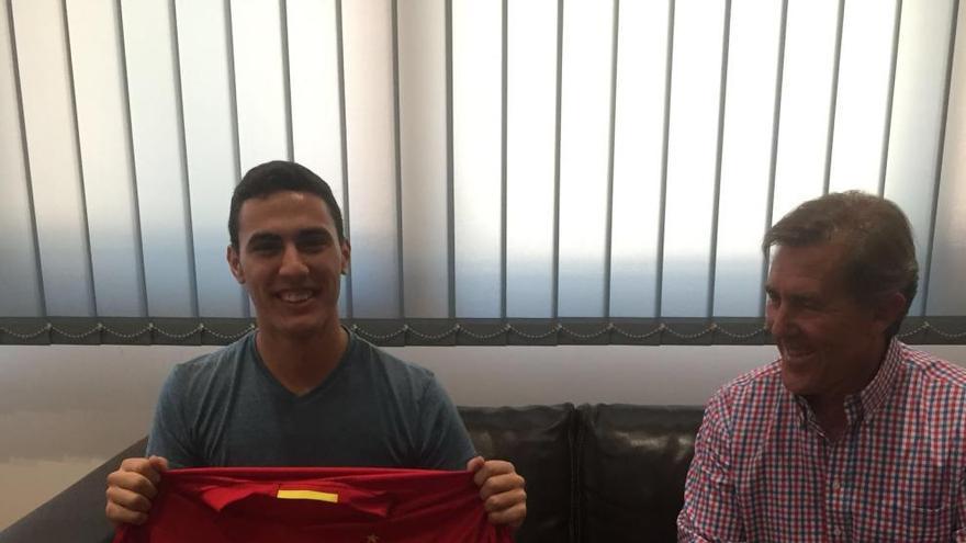 Rafa recibe una camiseta de La Roja