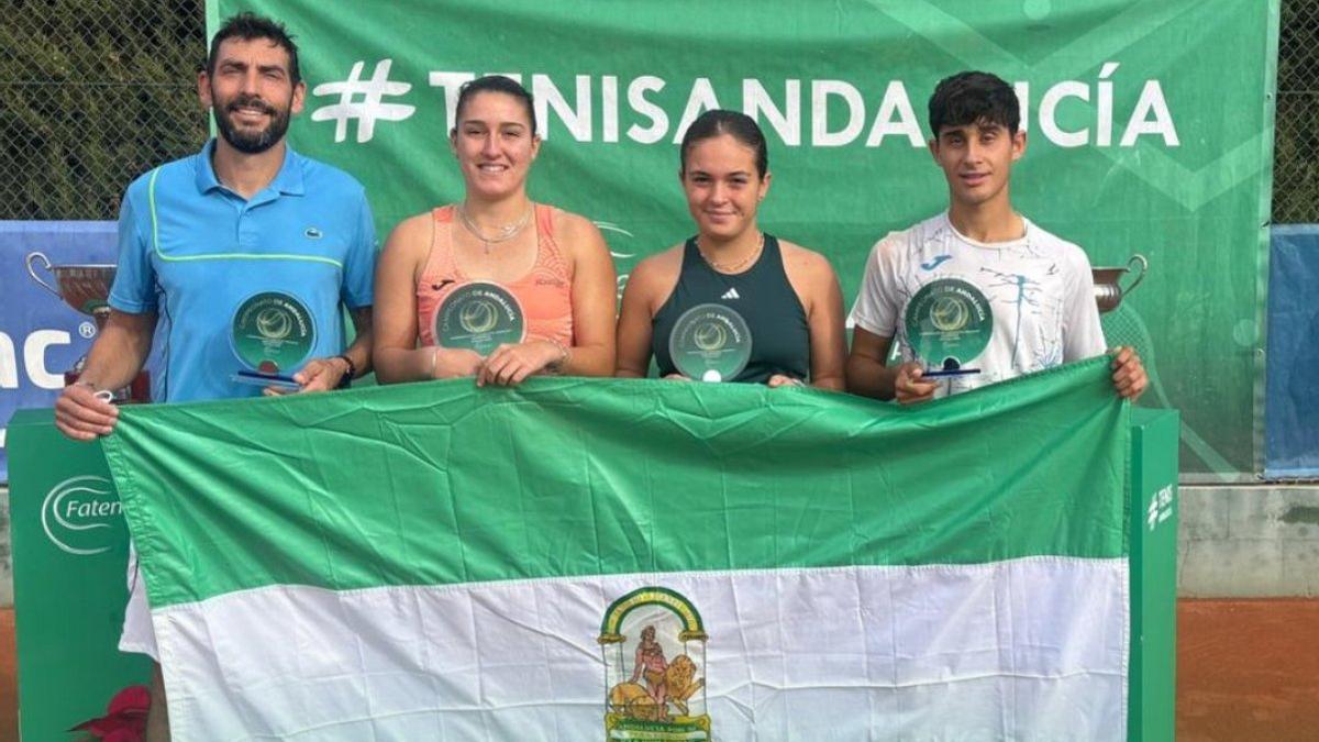 Javi Martínez, Lorena Solar, Paula Navarro y Alejandro López, con los trofeos de los cuadros individuales.