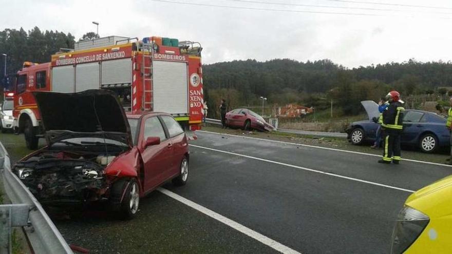 Un coche cae por un terraplén en Dorrón en un aparatoso accidente sin heridos